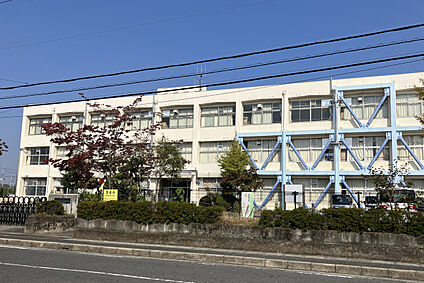 栗東市立治田西小学校 現地から125m。(徒歩2分。)