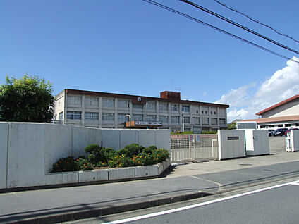 市立香芝東中学校 現地から1120m～1140m。(徒歩14分～15分。)