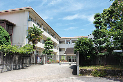 生駒市立緑ヶ丘中学校 現地から1250m～1270m。(徒歩16分。(最長))