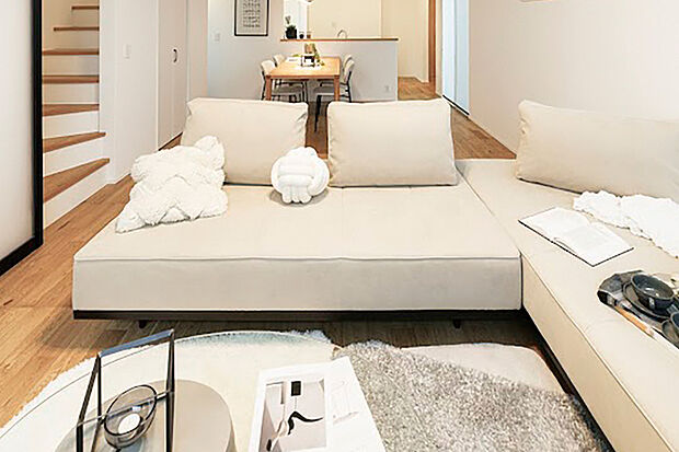 【ワイドなLDK】
食事や家族団らんの時間をゆったりと過ごせて、友人を招いてのパーティーものびのびとした空間で開催できる20帖のLDKをご用意しました。※号棟により採用状況が異なります。