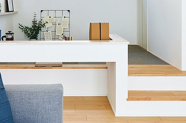 【SKIP FLOOR】
段差を設けることでリビングとは異なる空間としての印象を持たせつつ、壁などで遮らないことで、家族の温もりも同時に感じられるプランです。※号棟により採用状況が異なります。