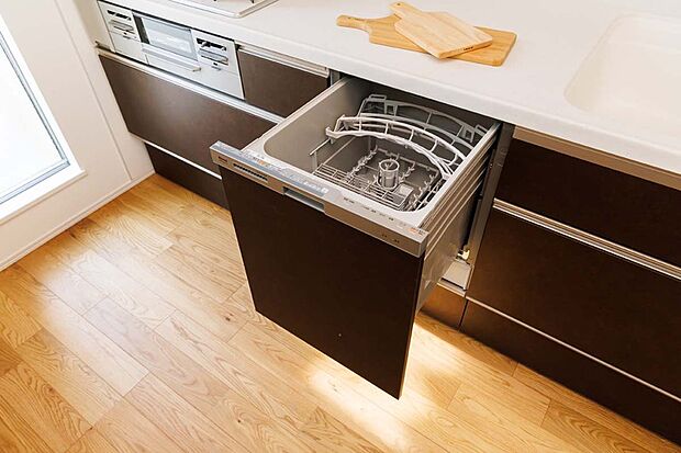【【食器洗浄乾燥機】】後片付けをサポートするビルトインタイプの食器洗浄乾燥機が標準装備。家事の時間短縮になるだけでなく、水道代の節約にもつながり一石二鳥です。