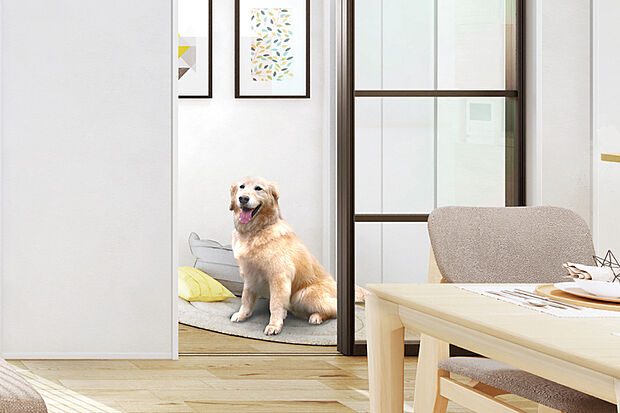 【【フラットスペース】】リビングとフラットにつながる空間を配置。扉を開けてホビールームや家事室として使用できます。また、愛犬のお部屋としても活用可能で、暑がりなわんちゃんのためにエアコン用のコンセントも設置しています。