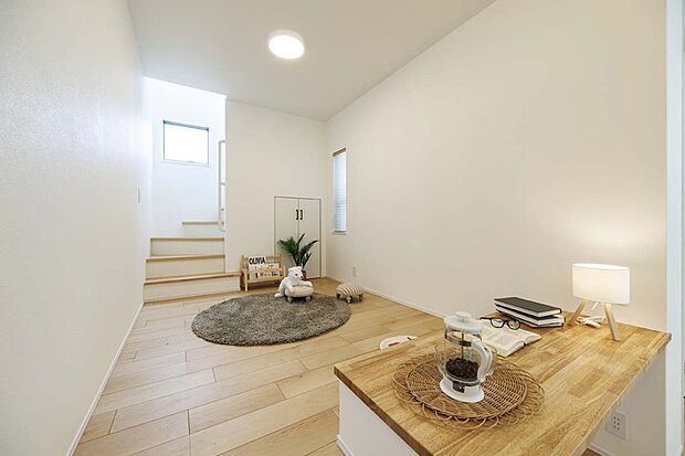 【【koagariキッズフロア】
】家族が集う憩いの場。子どもの遊び場はもちろん、カフェスペース、家事ワークなどどしても重宝します。※号棟により採用状況が異なります。※8号棟(2025年9月撮影)