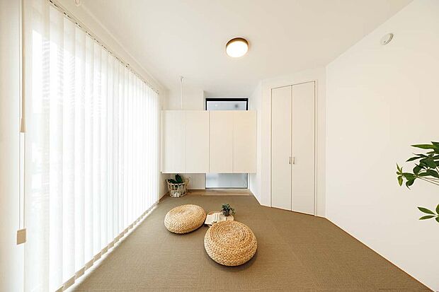 【【テキスタイルフロア】】素足に心地よく、お手入れのしやすいテキスタイルフロア敷きのフラットスペース。柔らかい素材なので、お子さまのお昼寝や遊び場としても安心です。※号棟により採用状況が異なります。