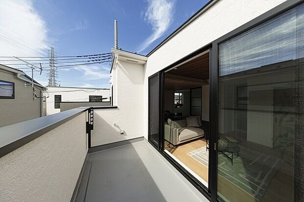 【【グランピングバルコニー】】デッキを敷いてテントを立てれば家族の秘密基地の誕生です。お手入れ手に便利な水栓付きです。/6号棟(2025年10月撮影)