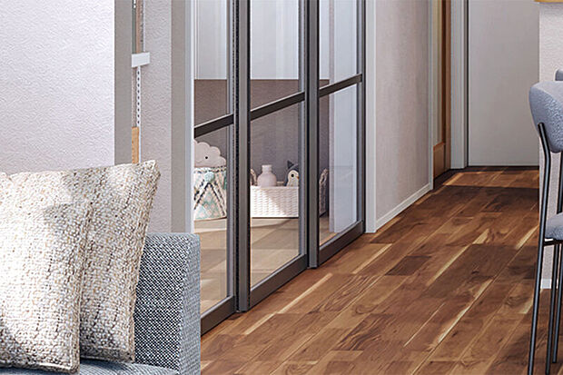 【【フラットスペース】】家族の集うリビングとフラットに繋がり、広々と憩えるフラットスペースを採用しました。肌にやさしいテキスタイルフロアの空間で心地よく過ごせます。※号棟により採用状況が異なります。