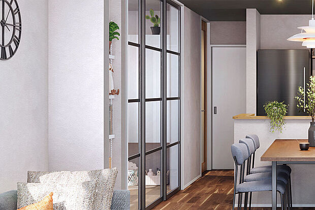 【【ガラスの引き違い戸】】リビングの続き間としても使用しやすいフラットスペースにガラスの引き違い戸を採用しました。視線の抜けができることで空間に広がりも創出します。※号棟により採用状況が異なります。