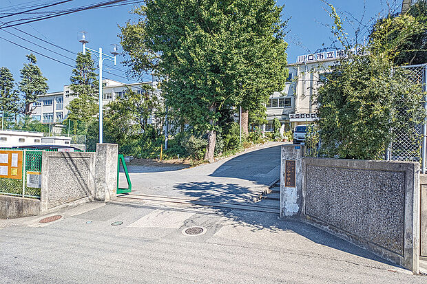 鳩ヶ谷中学校(現地より徒歩14分)