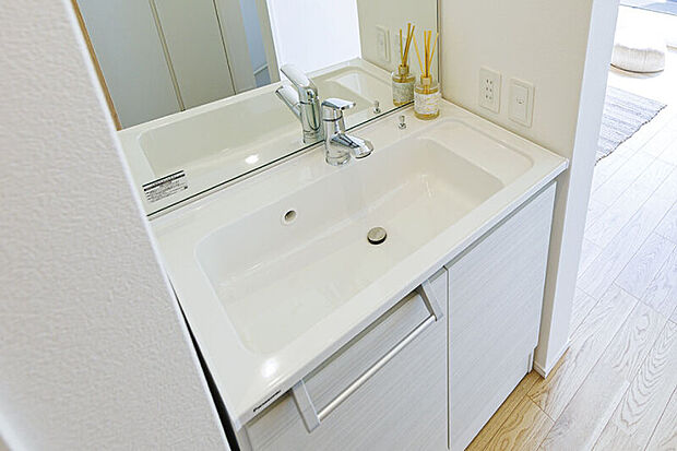 【【セカンドシンク/Panasonicシーライン】】「子育てのしやすさ」と「女性の使いやすさ」をしっかりと考えた洗面ドレッシング。空間をすっきり見せるシンプルなフォルムに、扉柄が上質感をプラスします。