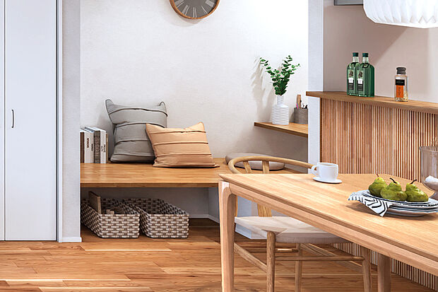 【【マルチスペース】】キッチンの横にデザインされたカウンターとベンチ。子どもの勉強や趣味の作業など、家族のマルチなスペースとして活用できます。※号棟により採用状況が異なります。