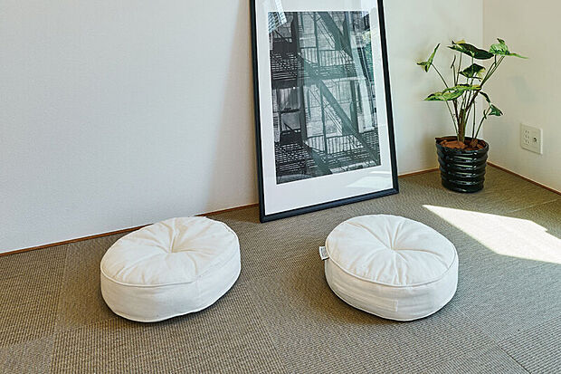 【【フラットマルチスペース】】肌にやさしいテキスタイルフロアを敷き詰めました。そのまま寝転がって遊んだり、健康づくりのヨガに打ち込むなどリラックス空間として活用できます。※号棟により採用状況が異なります。