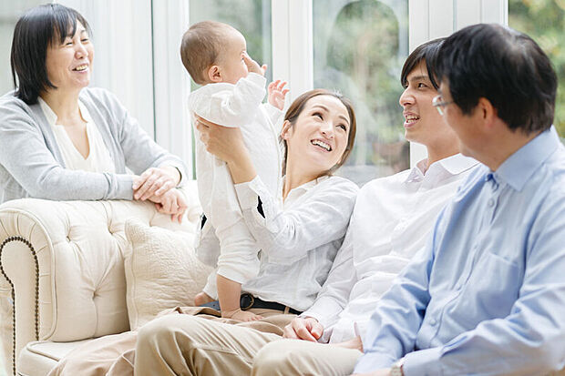 【【広々リビング】】自然と家族が集まる場となる広々としたリビング。広いからこそ同じ空間にいてもそれぞれの時間を過ごすことも、一緒に映画鑑賞を愉しむことができます。※号棟により採用状況が異なります。