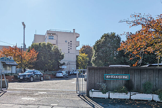 氷川小学校（現地より徒歩6分）