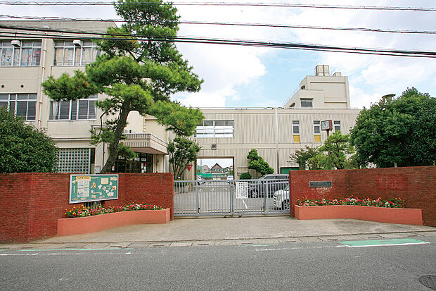 戸塚中学校（現地より徒歩3分）
