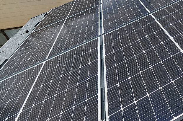 【【太陽光ソーラーパネル】】全邸にソーラーパネルを標準採用。太陽光で発電した電力を日々の暮らしに活用することで、電気代の負担軽減に貢献するとともに、CO2排出量の削減にも配慮。家計にも環境にもやさしい、持続可能な住まいを実現しま