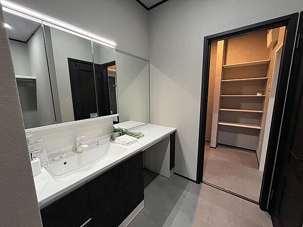 【4号地】2人並んで利用できる洗面台。