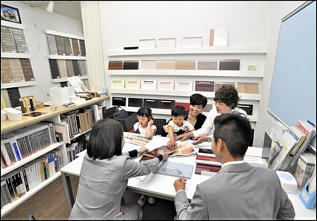 【納得いくまでお家の打ち合わせは何度でも!】東昌建設は、高いデザイン性とともに、暮らす人の目線で生活動線を考えた快適なプランを提案いたします。経験豊かな設計士が日当たりや空間のゆとりなどを緻密に計算し、より快適に暮らすための工夫を日々創り続けています。