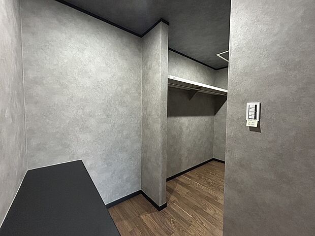 【【現地モデルハウス】】書斎兼WICのある寝室。