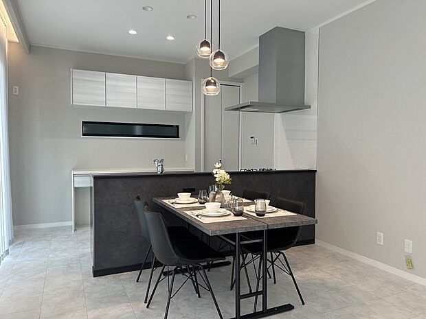 【【当社施工例】】白を基調とした落ち着いたLDK