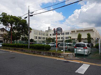 治田小学校 約930m