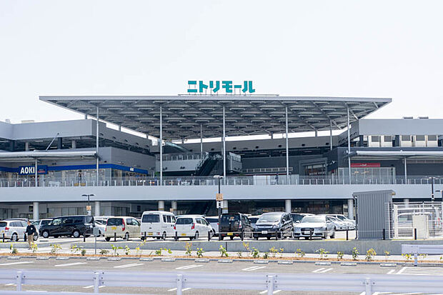 【ニトリモール枚方】自動車13分。子育て用品や子ども服専門店、スーパーや家具家電量販店、フードコートなどが入っている複合商業施設です。駐車場は終日無料・約1800台確保されています。