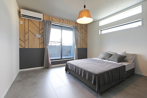 【【洋室(約8.0帖)/施工事例】】約8.0帖の広さがあり、主寝室にも◎掃き出し窓はバルコニーへとつながり、作業の合間に外へ出てリフレッシュもできます。