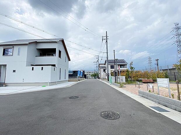 【【現地写真/ファンフィールドエリア】】住戸間は2.0m以上を確保!プライバシーはもちろん、光や風を取り込みやすいのも魅力◎周辺環境もあわせて、ぜひ一度現地をご見学ください♪