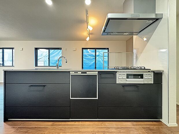 No.5キッチン（2024年2月撮影）
スタイリッシュなステンレス天板のフルフラットキッチン。可動棚付き1.3帖のパントリーも備えています。