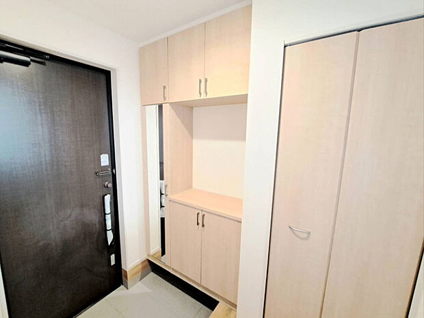 姿見付きの下駄箱で、お家を出る前に今日のコーディネートの最終チェックをすることができます♪　