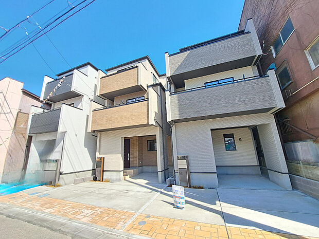 便利な屋根付きの駐車スペースはLED照明がありますので、雨の日や夜間の乗り降りに力を発揮します♪　