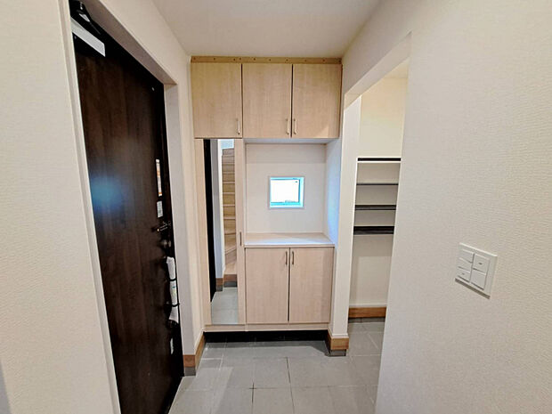 姿見付きの下駄箱で、お家を出る前に今日のコーディネートの最終チェックをすることができます♪　