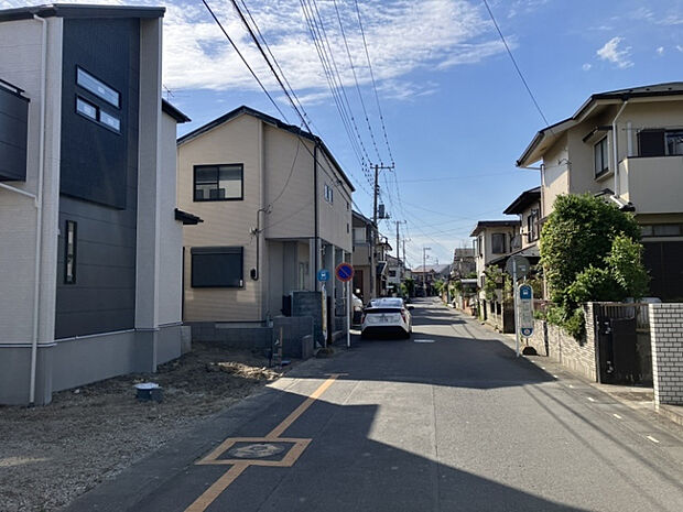 前面道路は見通しが良く、お車の出入りもスムーズに行えます！　