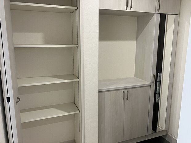 【玄関】収納力と使い勝手を兼ね備えた、姿見付き玄関収納です♪　