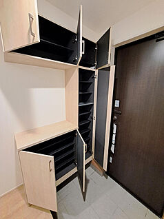 ☆Shoe Cupboard☆姿見付きの下駄箱で、お家を出る