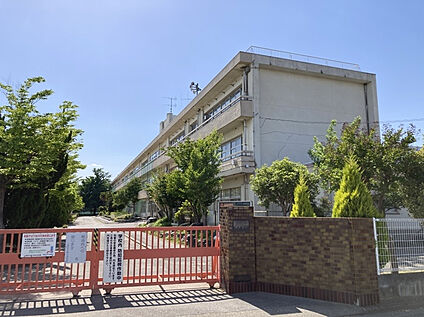 東小学校 810m