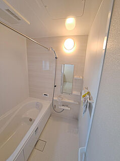 一日の疲れをゆっくり癒せる、落ち着いた雰囲気のバスルームです