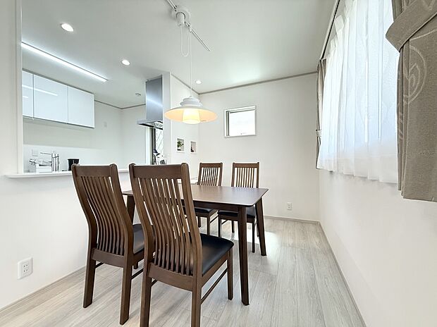 ダイニング横にはママの趣味や子供の宿題にも最適なカウンターを設置しているので暮らしに合わせて使い分けも便利☆コンセントも多数完備しております!