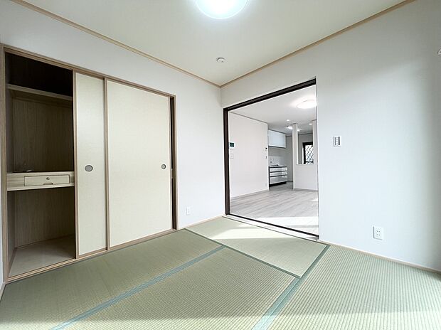 ユーティリティルームとして洗濯物を畳んだり、アイロンをかけたりちょっとした家事をしたり、親戚や友人が来訪した際のゲストルームなど用途に応じて多目的に使える和室は何かと便利です!