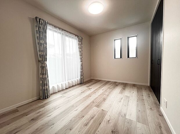 【2階 洋室6帖】家族の分だけお部屋の使い方も様々!全居室収納付き♪バルコニーも付いており、洗濯物を取り込んでそのままクローゼットへ!時短家事も叶います☆