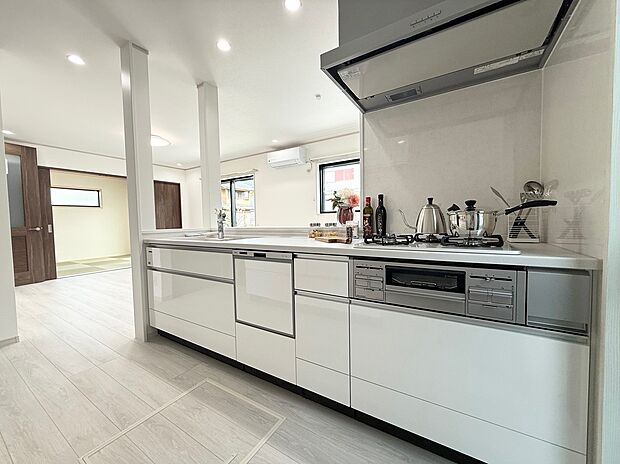 【キッチン】食洗器や床下収納があるシステムキッチン！オープンキッチンなので家族とコミュニケーションがとれ、小さなお子様を見守りながらキッチンに立てるので安心です☆