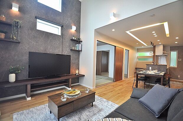 LDKは17.6帖の広さを確保。リビング上部には約4mの天井高の吹抜けを設け開放感ある明るい空間になっております。