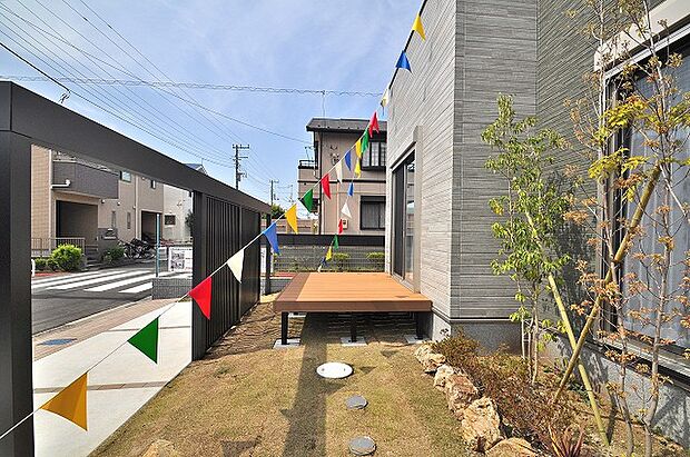 【お庭】リビング前の庭は光と風を感じられる贅沢な空間。休日はゆったりと庭を眺め、穏やかな時間を楽しめます。
ゆったりとしたLDKで快適な暮らし