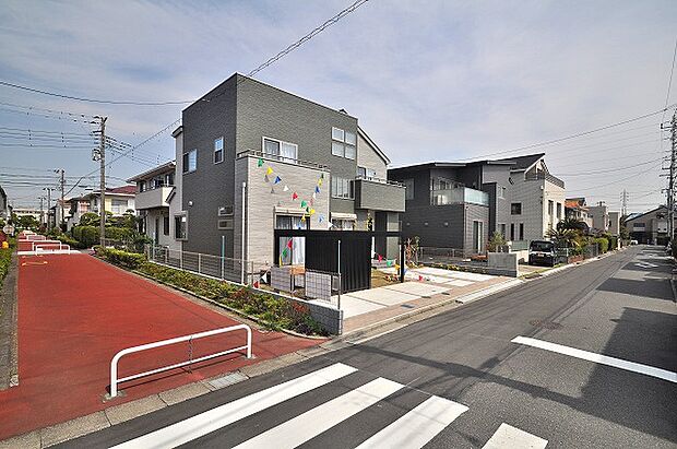 【前面道路含む現地外観写真】道路は6mと広く駐車しやすい区画です。