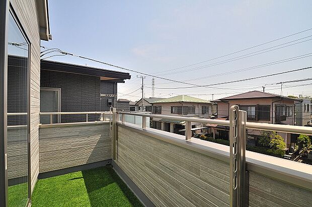 【バルコニー】南東向きで陽当たりの良い2面バルコニー。洗濯物が乾きやすく、家事の効率も上がる便利なスペースです。