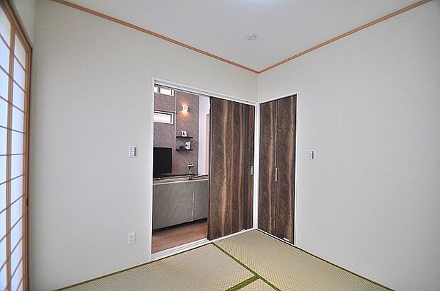 【1F和室】リビングと段差のない和室は、お子様が安全に遊べるキッズスペースとして最適。将来は寝室としても使え、家族の成長に合わせて多用途に活用できる柔軟な空間です。