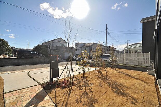 【お庭】リビング前の庭は光と風を感じられる贅沢な空間。休日はゆったりと庭を眺め、穏やかな時間を楽しめます。ガーデニングやドッグランなど楽しむことができます。