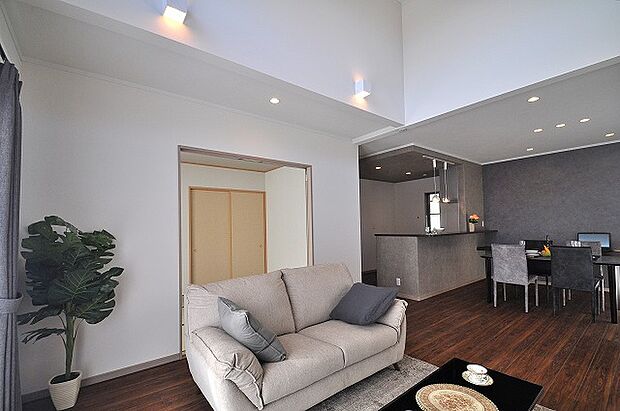 【リビング】リビングダイニングには床暖房を設置。ダイニング横には和室6帖の続き間となっておりお子様のお昼寝やキッズスペースとして活用いただけます。築戸建です。