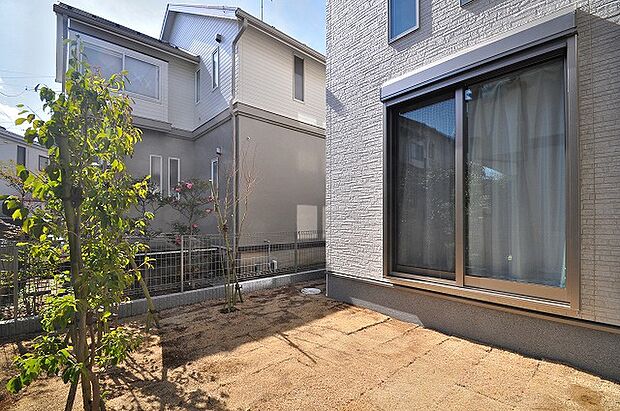 【お庭】リビング前の庭は光と風を感じられる贅沢な空間。休日はゆったりと庭を眺め、穏やかな時間を楽しめます。ガーデニングやドッグランなど楽しむことができます。