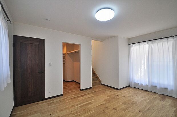 【2F主寝室】南向きのバルコニーに面した主寝室10.1帖。朝の光で自然に目覚める爽やかな毎日をお過ごしいただけます。ウォークインクローゼットや居室として使えるロフト付きです。